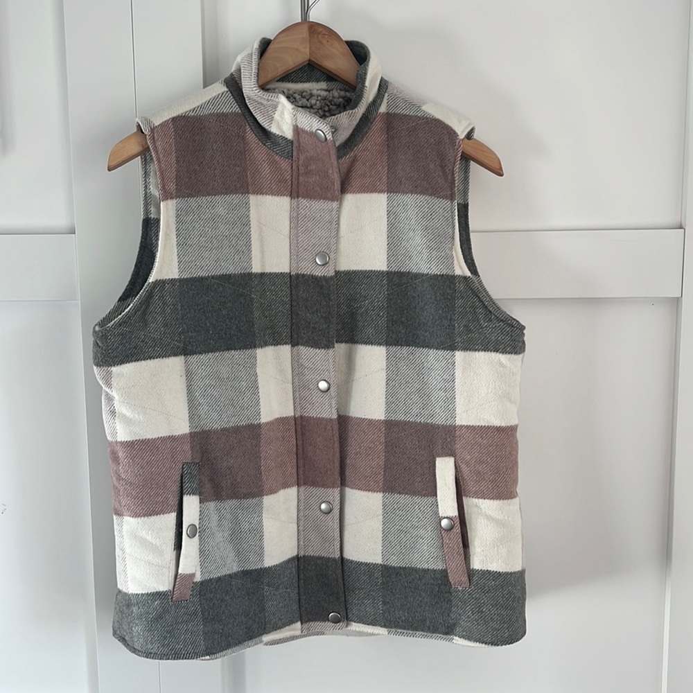 Plaid vest. Size Medium
